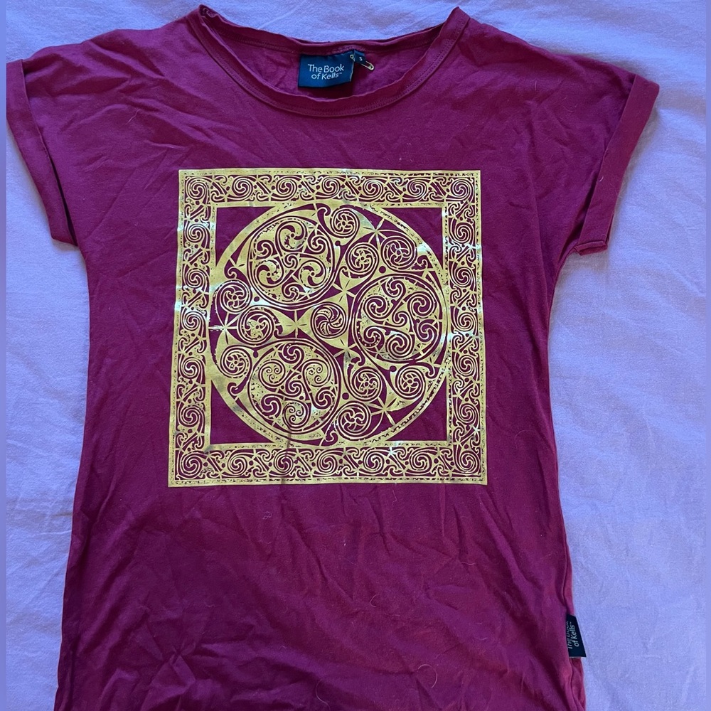 Book of Kells t-shirt from Dublin. Shiny gold Celtic emblem. Dark red. SM or XS.